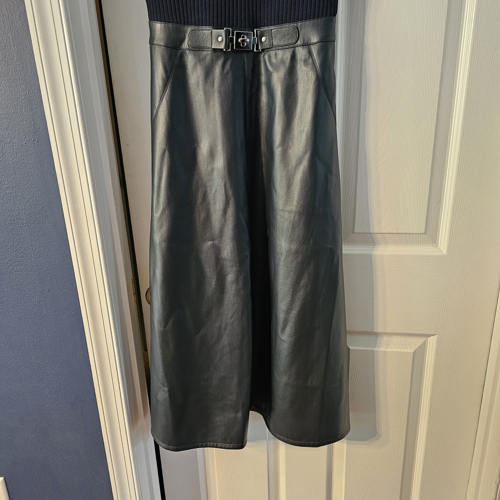 Studio Black Ribbed Top - Picture 3 of 10